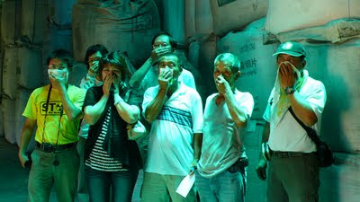 環保團體多人進入永安倉庫現勘，沒想到廢鋁渣惡臭讓人受不了， 沒準備口罩只好用手或手帕掩住口鼻。（圖／地球公民基金會提供)